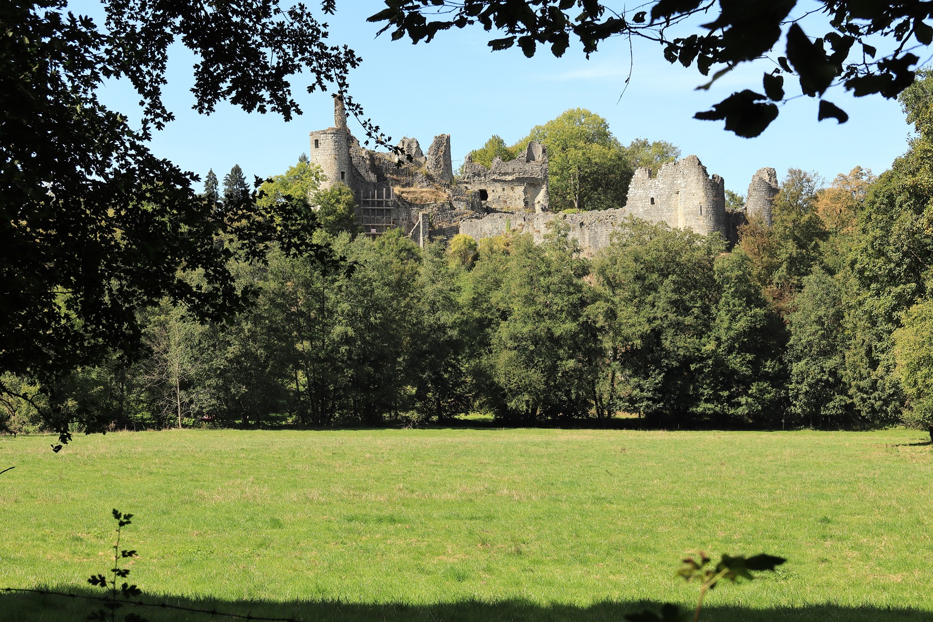 GR 129, ruines du château de Montaigle, Foy
